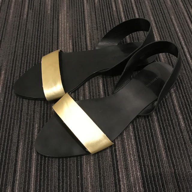 ZARA(ザラ)のZARA ゴールド×黒 フラットサンダル レディースの靴/シューズ(サンダル)の商品写真