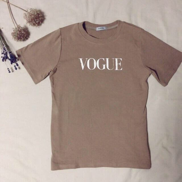 dholic(ディーホリック)の VOGUEプリントTシャツ 英字プリントカットソー 海外ファッション cafe レディースのトップス(Tシャツ(半袖/袖なし))の商品写真