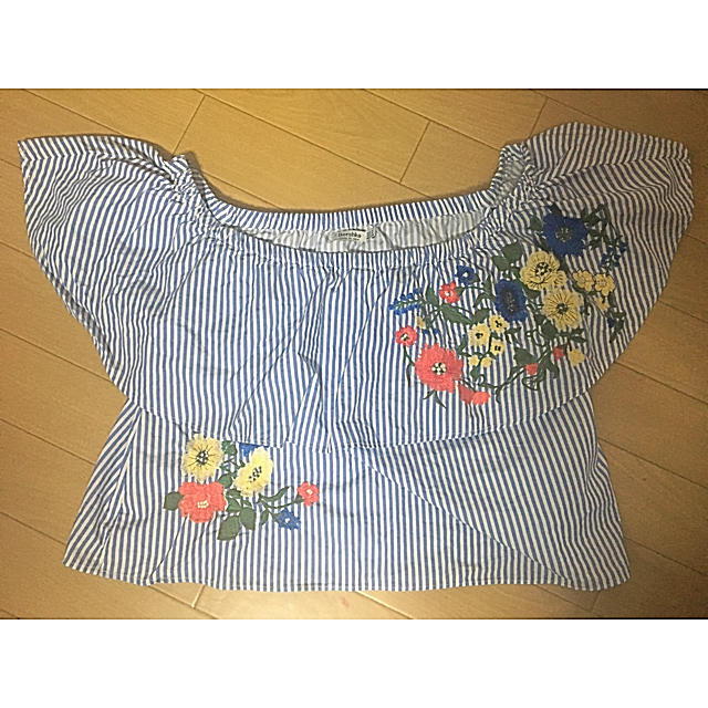 Bershka(ベルシュカ)の刺繍ストライプ2wayトップス レディースのトップス(シャツ/ブラウス(半袖/袖なし))の商品写真