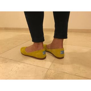 トムズ(TOMS)のTOMS 新品 マスタードカラー ペタンコシューズ(スリッポン/モカシン)