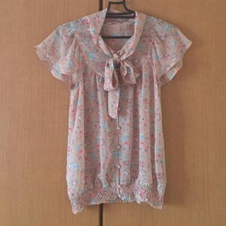 オリーブデオリーブ(OLIVEdesOLIVE)のくすみピンクの花柄シフォンブラウス(シャツ/ブラウス(半袖/袖なし))