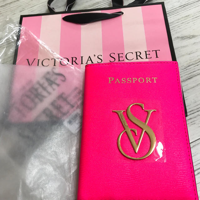 Victoria's Secret(ヴィクトリアズシークレット)のヴィクトリアシークレット パスポート 大人気 新品 最終価格 インテリア/住まい/日用品の日用品/生活雑貨/旅行(旅行用品)の商品写真