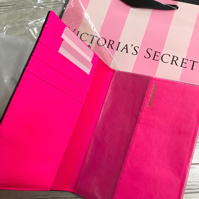 Victoria's Secret(ヴィクトリアズシークレット)のヴィクトリアシークレット パスポート 大人気 新品 最終価格 インテリア/住まい/日用品の日用品/生活雑貨/旅行(旅行用品)の商品写真