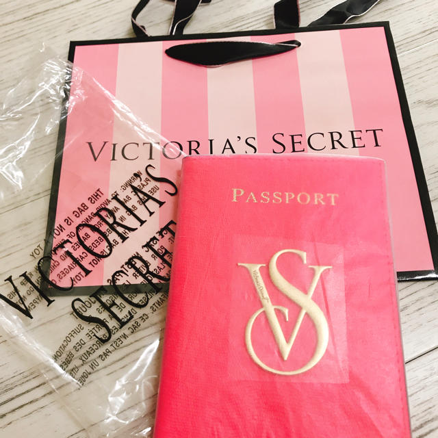 Victoria's Secret(ヴィクトリアズシークレット)のヴィクトリアシークレット パスポート 大人気 新品 最終価格 インテリア/住まい/日用品の日用品/生活雑貨/旅行(旅行用品)の商品写真