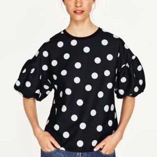 ザラ(ZARA)の【今期完売・新品タグ付き】ZARAパフスリーブドットTシャツ　Sサイズ(Tシャツ(半袖/袖なし))