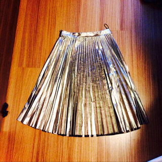 エイチアンドエム(H&M)のメタリックスカート(ひざ丈スカート)