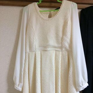 イング(INGNI)の♡INGNIパール白ワンピース♡(ひざ丈ワンピース)