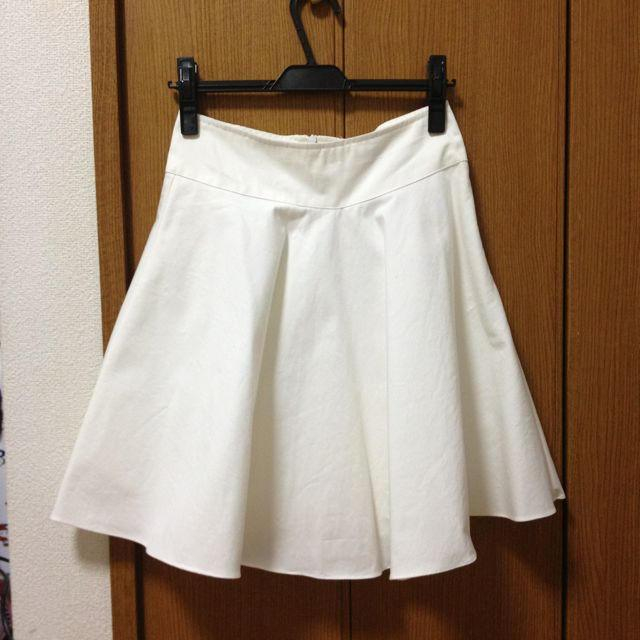 dholic(ディーホリック)のシンプルカラーフレアスカート 白 レディースのスカート(ひざ丈スカート)の商品写真