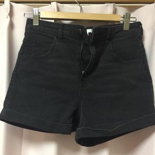 エイチアンドエム(H&M)のブラックハイウエストショートパンツ(ショートパンツ)