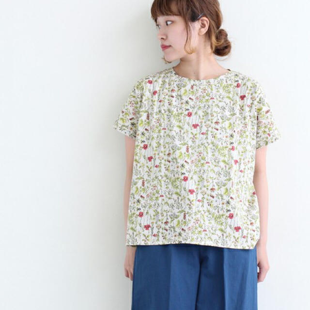 chambre de charme(シャンブルドゥシャーム)の美品＊chambre de charme＊草花プリントTシャツ＊ベージュ レディースのトップス(Tシャツ(半袖/袖なし))の商品写真