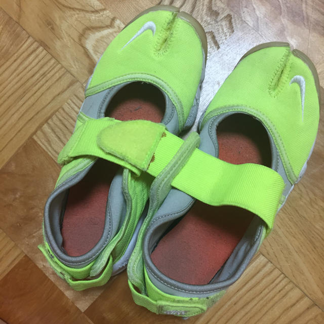 NIKE(ナイキ)のナイキ エアリフト蛍光イエロー 24cm レディースの靴/シューズ(スニーカー)の商品写真