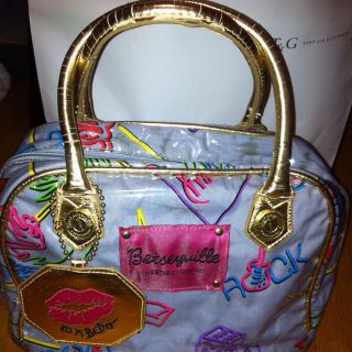 タグ付き　BETSEY JOHNSON ベッツィ　ジョンソン　ハンドバッグ Betsey Johnson ベッツィージョンソン 牛革ハンドバッグ