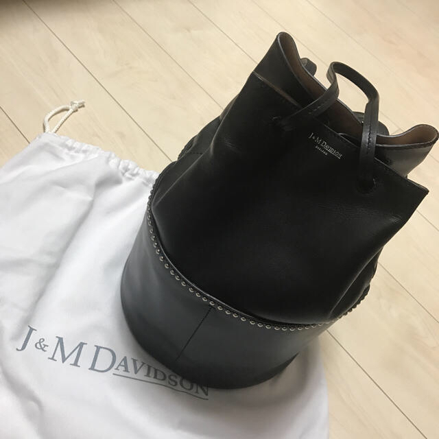 J&M DAVIDSON(ジェイアンドエムデヴィッドソン)の新品  DAISY WITH STUDS ブラック レディースのバッグ(ハンドバッグ)の商品写真