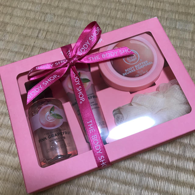 THE BODY SHOP(ザボディショップ)のボディーショップ★新品未開封★ピンクグレープフルーツフレッシュギフト コスメ/美容のボディケア(ボディクリーム)の商品写真