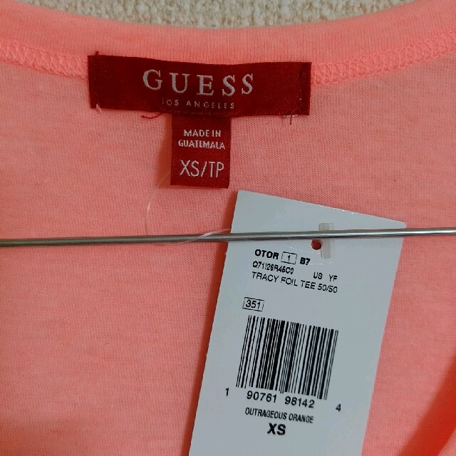 GUESS(ゲス)のGUESS　ゲス　ラインストーンロゴ入り　Ｔシャツ　ショートスリーブ　ＸＳサイズ レディースのトップス(Tシャツ(半袖/袖なし))の商品写真