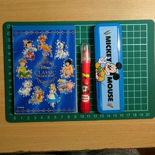 Disney ディズニー レトロ小さい缶ペンケース ペン型消しゴム メモパッドの通販 By 弥生人のメルヘン雑貨店 ディズニーならラクマ