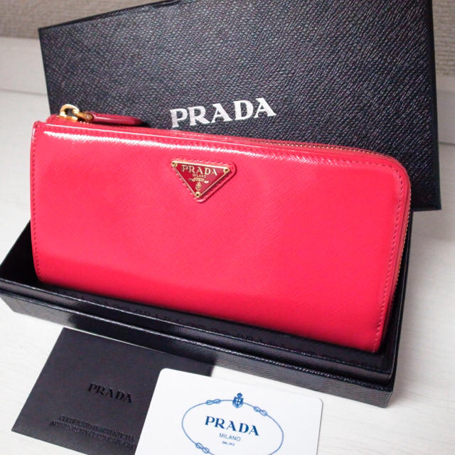 PRADA(プラダ)のちいさん様専用♡プラダ 長財布 ラウンドファスナー ピンク エナメル バッグ レディースのファッション小物(財布)の商品写真