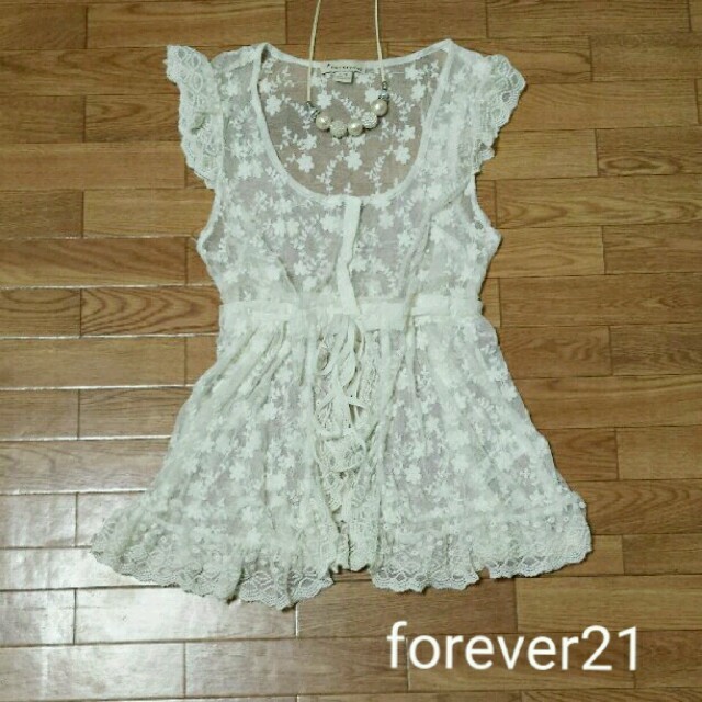 FOREVER 21(フォーエバートゥエンティーワン)の極美品＊forever21＊レースカットソー＊カーディガン レディースのトップス(シャツ/ブラウス(半袖/袖なし))の商品写真