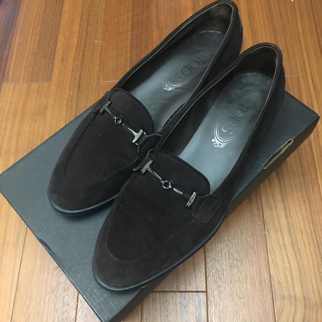 TOD'S(トッズ)の美品 スエードローファー こげ茶 レディースの靴/シューズ(ローファー/革靴)の商品写真