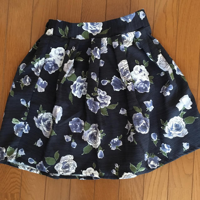 EMSEXCITE(エムズエキサイト)のエムズエキサイト 花柄ネイビースカート☆新品未使用 レディースのスカート(ひざ丈スカート)の商品写真