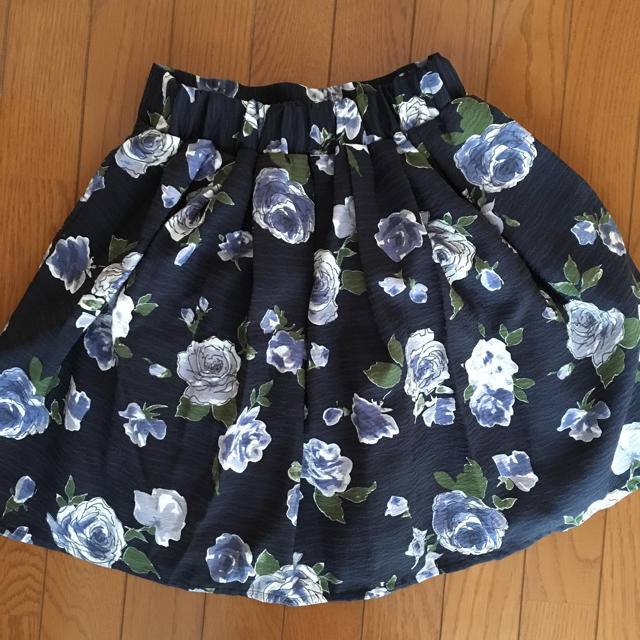 EMSEXCITE(エムズエキサイト)のエムズエキサイト 花柄ネイビースカート☆新品未使用 レディースのスカート(ひざ丈スカート)の商品写真