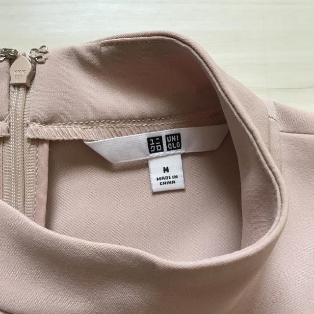 UNIQLO(ユニクロ)のUNIQLO ハイネックブラウス ベージュ レディースのトップス(シャツ/ブラウス(半袖/袖なし))の商品写真