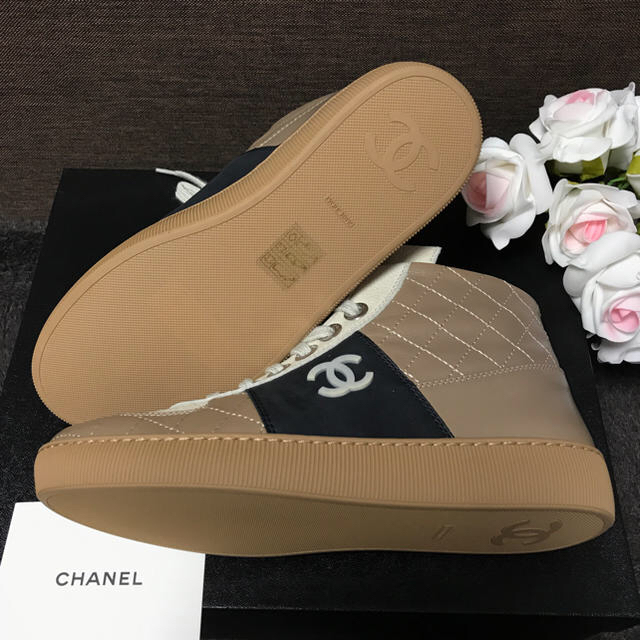 CHANEL(シャネル)の新品未使用CHANEL直営店担当外商購入本革スニーカー36size レディースの靴/シューズ(スニーカー)の商品写真