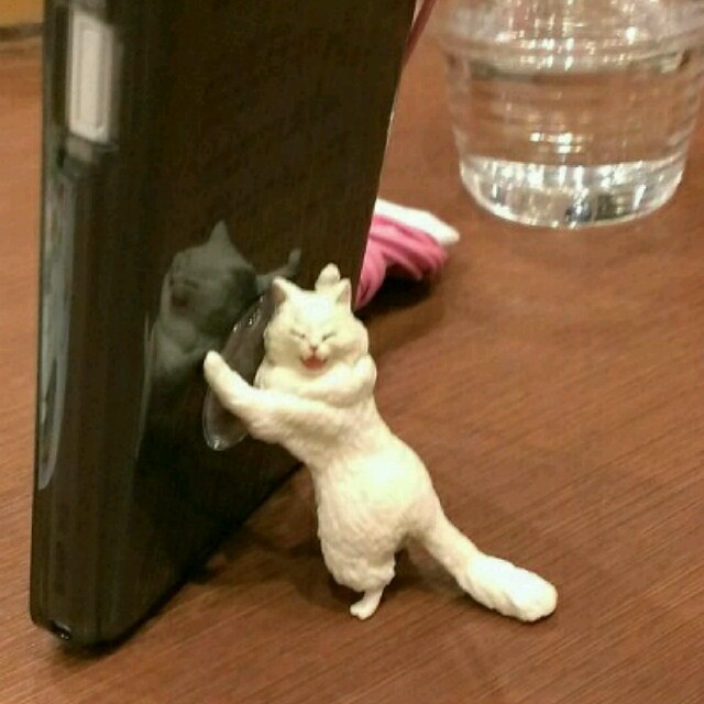 ここは俺がくいとめる お前は先に行くニャー 白黒猫 スマホスタンドの通販 By キュー太郎 S Shop ラクマ