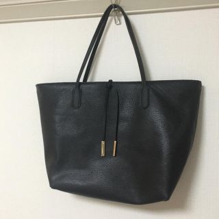 エイチアンドエム(H&M)の【美品】H&M A4サイズ ファスナー付シンプル軽ショルダートートバッグ 黒(トートバッグ)