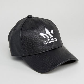 アディダス(adidas)のアディダスオリジナルス レザーロゴキャップ 帽子 黒(キャップ)