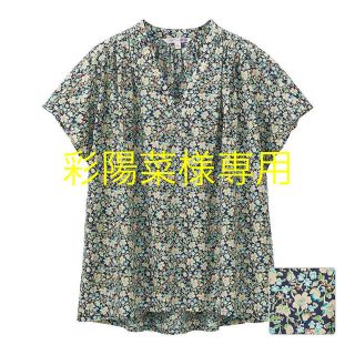 ユニクロ(UNIQLO)の【彩陽菜様専用】ユニクロ リバティ花柄コットンローンブラウス半袖S／パープル２枚(シャツ/ブラウス(半袖/袖なし))