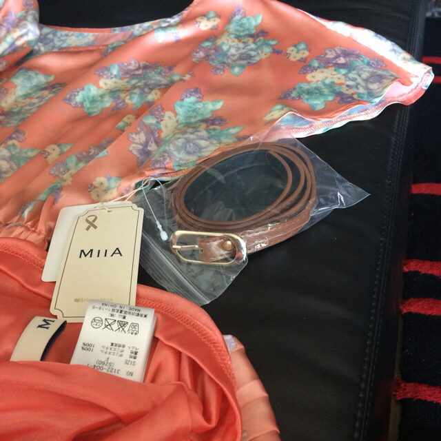 MIIA(ミーア)のミーアの花柄ワンピース、スカート部分のみプリーツ加工 新品タグ付き定価7875円 レディースのワンピース(ひざ丈ワンピース)の商品写真