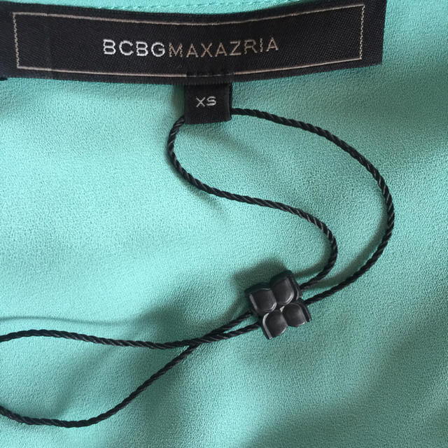 BCBGMAXAZRIA(ビーシービージーマックスアズリア)のBCBG MAXAZRIA ラッフルスリーブプリーツロングワンピース　グリーン  レディースのワンピース(ひざ丈ワンピース)の商品写真