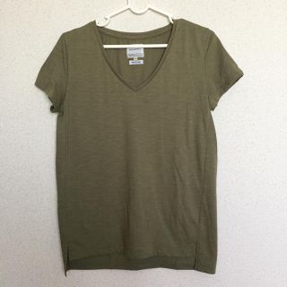 トゥデイフル(TODAYFUL)のuseful Ｔ Ｖネック カーキ(Tシャツ(半袖/袖なし))