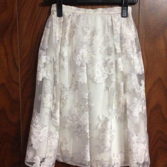 MERCURYDUO(マーキュリーデュオ)のオーガンジーフラワータックスカート レディースのスカート(ひざ丈スカート)の商品写真