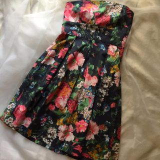 ザラ(ZARA)のボタニカル柄🌺🌻ベアトップワンピース🌻🌺(ひざ丈ワンピース)