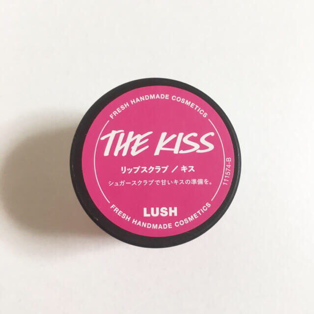 LUSH(ラッシュ)の【限定品】LUSH リップスクラブ THE KISS コスメ/美容のスキンケア/基礎化粧品(リップケア/リップクリーム)の商品写真