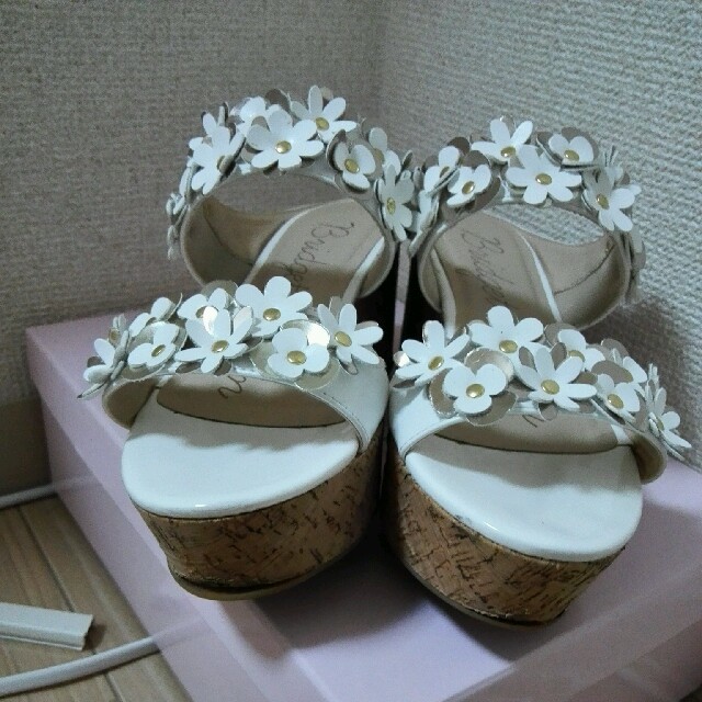 DIANA(ダイアナ)の今期　フラワーサンダル レディースの靴/シューズ(サンダル)の商品写真