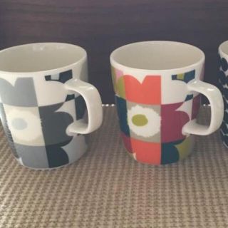 マリメッコ(marimekko)の2個セット新品マリメッコのカラフルマグカップ コーヒーカップ スープカップ(グラス/カップ)