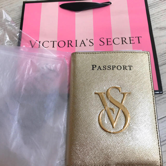 Victoria's Secret(ヴィクトリアズシークレット)のヴィクトリアシークレット パスポートケース 大人気 新品 最終価格 早い者勝ち インテリア/住まい/日用品の日用品/生活雑貨/旅行(旅行用品)の商品写真