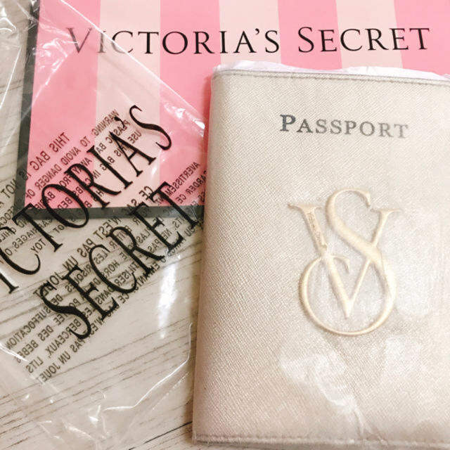 Victoria's Secret(ヴィクトリアズシークレット)のヴィクトリアシークレット パスポートケース 大人気 新品 最終価格 早い者勝ち インテリア/住まい/日用品の日用品/生活雑貨/旅行(旅行用品)の商品写真