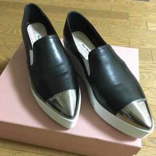 miu miu レザー メタルトゥ スリッポン