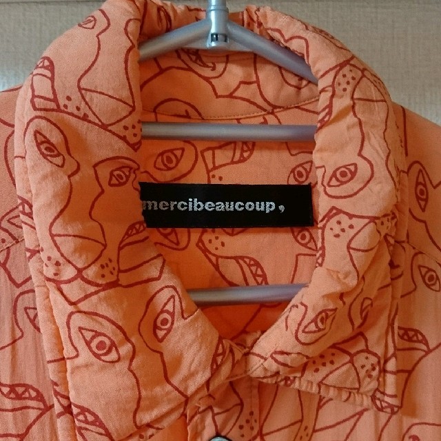 mercibeaucoup(メルシーボークー)の９月１０日までの出品メルシーボーク オオカミ柄 シャツ レディースのトップス(シャツ/ブラウス(半袖/袖なし))の商品写真