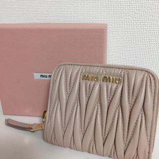 ミュウミュウ(miumiu)のmiumiu マテラッセ ベージュ ミニ財布(財布)