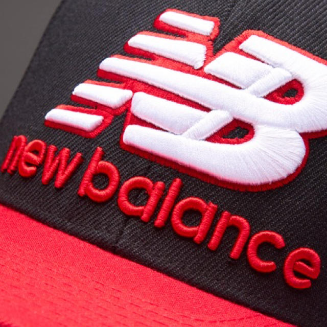 New Balance(ニューバランス)のニューバランス 新作モデル キャップ レッドブラック レディースの帽子(キャップ)の商品写真
