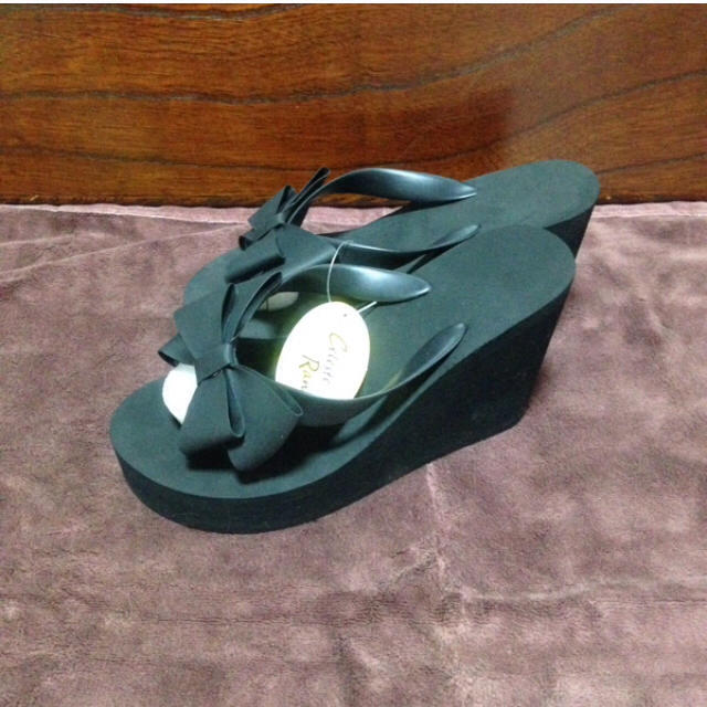 新品未使用☆ブラックリボン付きウェッジソールビーチサンダルSサイズ☆ レディースの靴/シューズ(ビーチサンダル)の商品写真