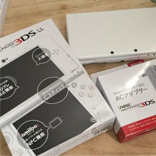 ニンテンドウ(任天堂)のNEW 3DSLL本体＆専用充電器(携帯用ゲーム機本体)