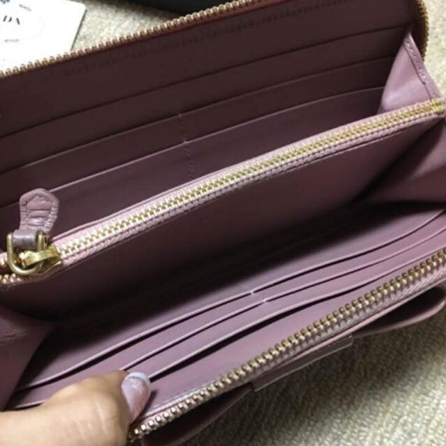 PRADA(プラダ)のPRADA♡ピンクリボンラウンドファスナー長財布♡ レディースのファッション小物(財布)の商品写真
