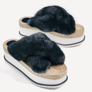 ザラ(ZARA)の完売品 ザラ ファー プラットフォーム サンダル コンビウェッジ テバ ワンピ(サンダル)