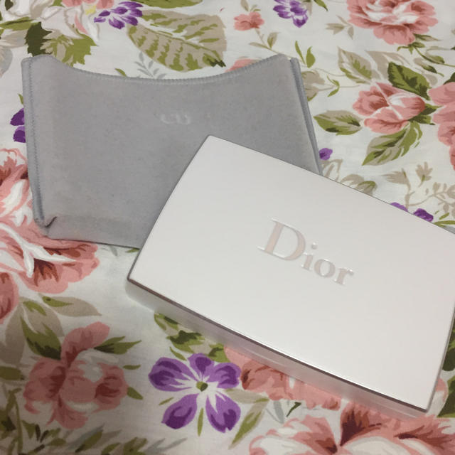 Dior スノーホワイトファンデーション011番(クリーム)